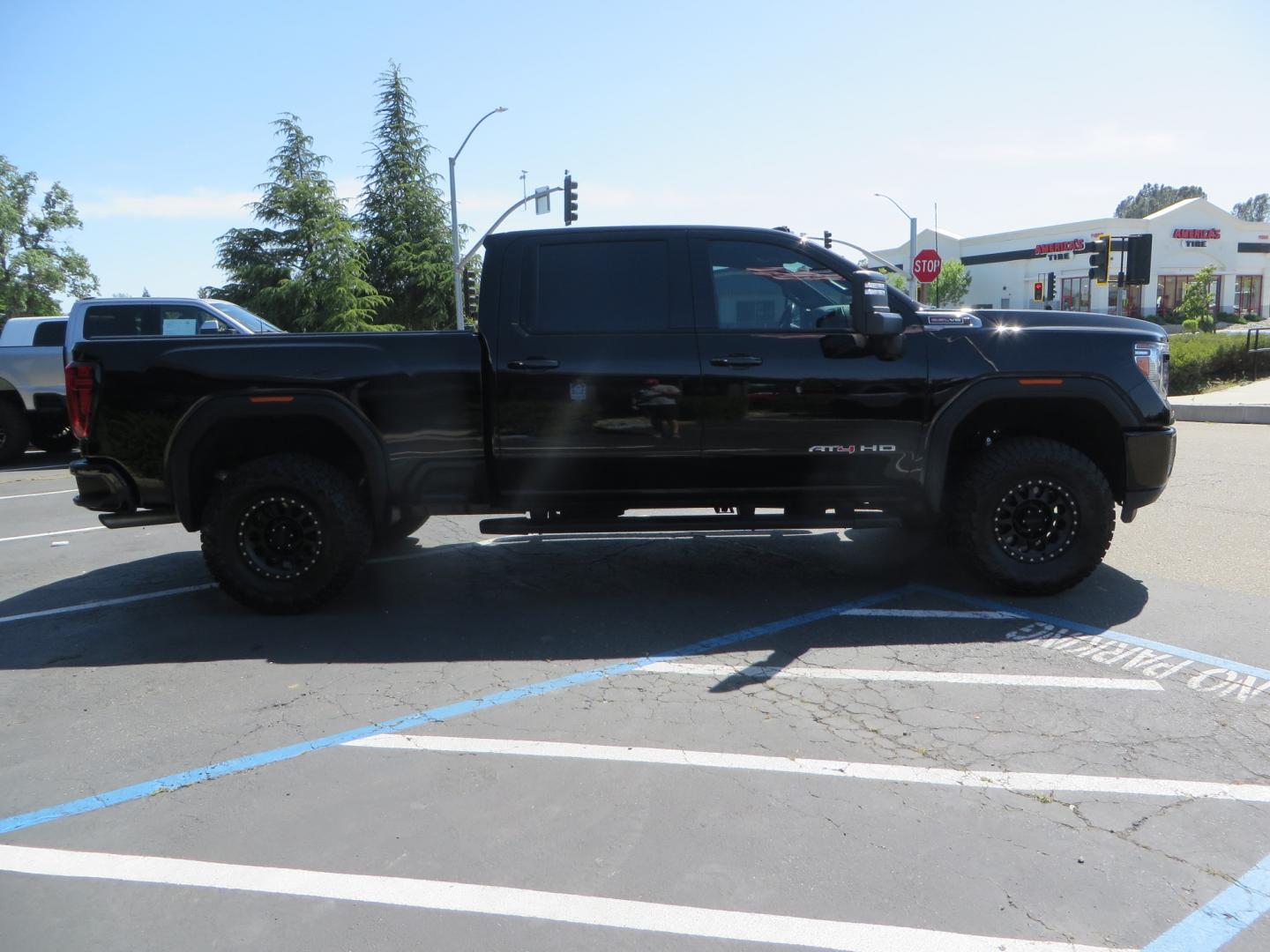 2020 BLACK /BLACK GMC Sierra 2500HD AT4 (1GT49PE76LF) with an 6.6L V8 engine, automatic transmission, located at 2630 Grass Valley Highway, Auburn, CA, 95603, (530) 508-5100, 38.937893, -121.095482 - Features a 3" BDS level kit with Fox shocks, 35" Toyo RT trail tires, 17" Method race wheels, JL audio Subwoofer, Window tint, and a power Tonneau cover. - Photo#3